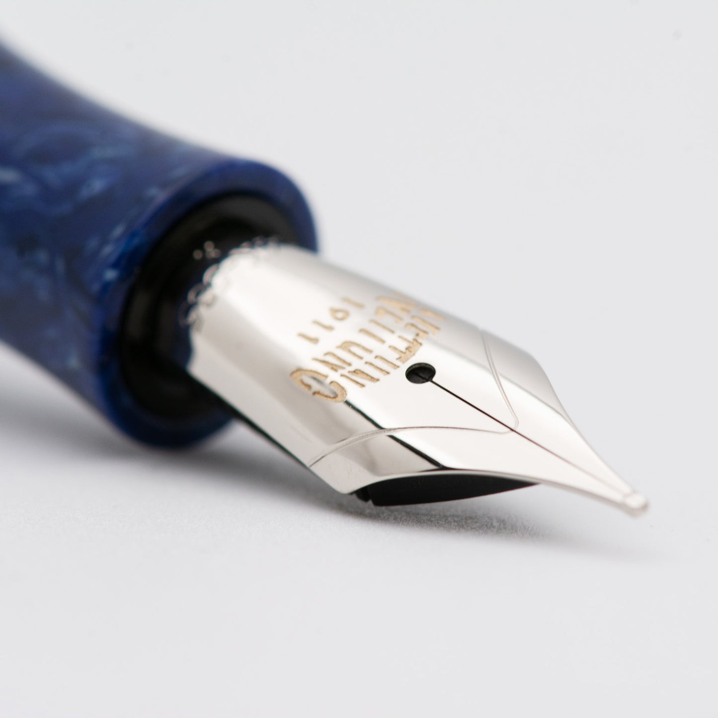 Close-up of a blue pen with a silver nib on a light gray background
Nettuno Superba Celluloid Limited Edition Piston Fountain Pen - 14k Nib - Sapphire