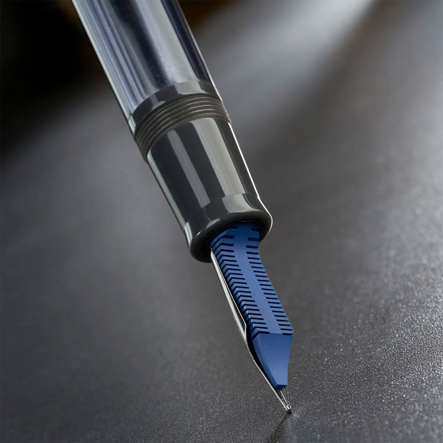 Delta Prestige Fountain Pen - #8 14k nib - Limited Edition - Grey Made in Italy blue feed detail