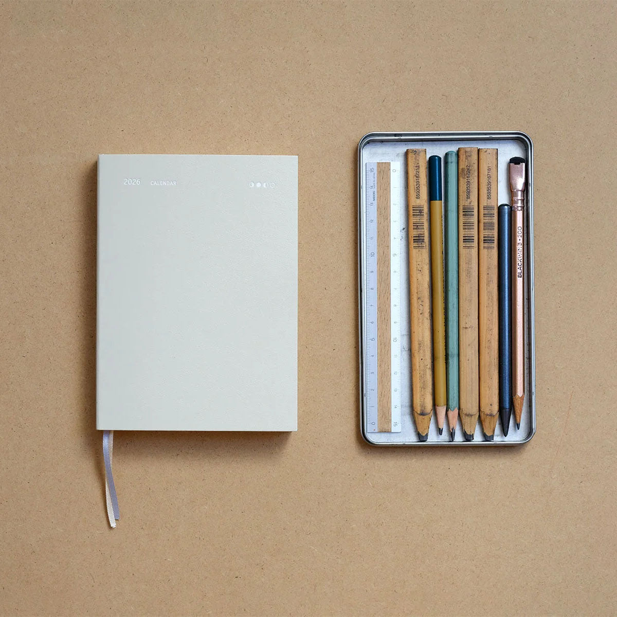 Papierniczeni Everyday 2026 Daily Calendar - Cotton with pencils