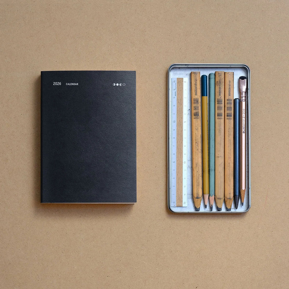 Papierniczeni Everyday 2026 Daily Calendar - Ink with pencils